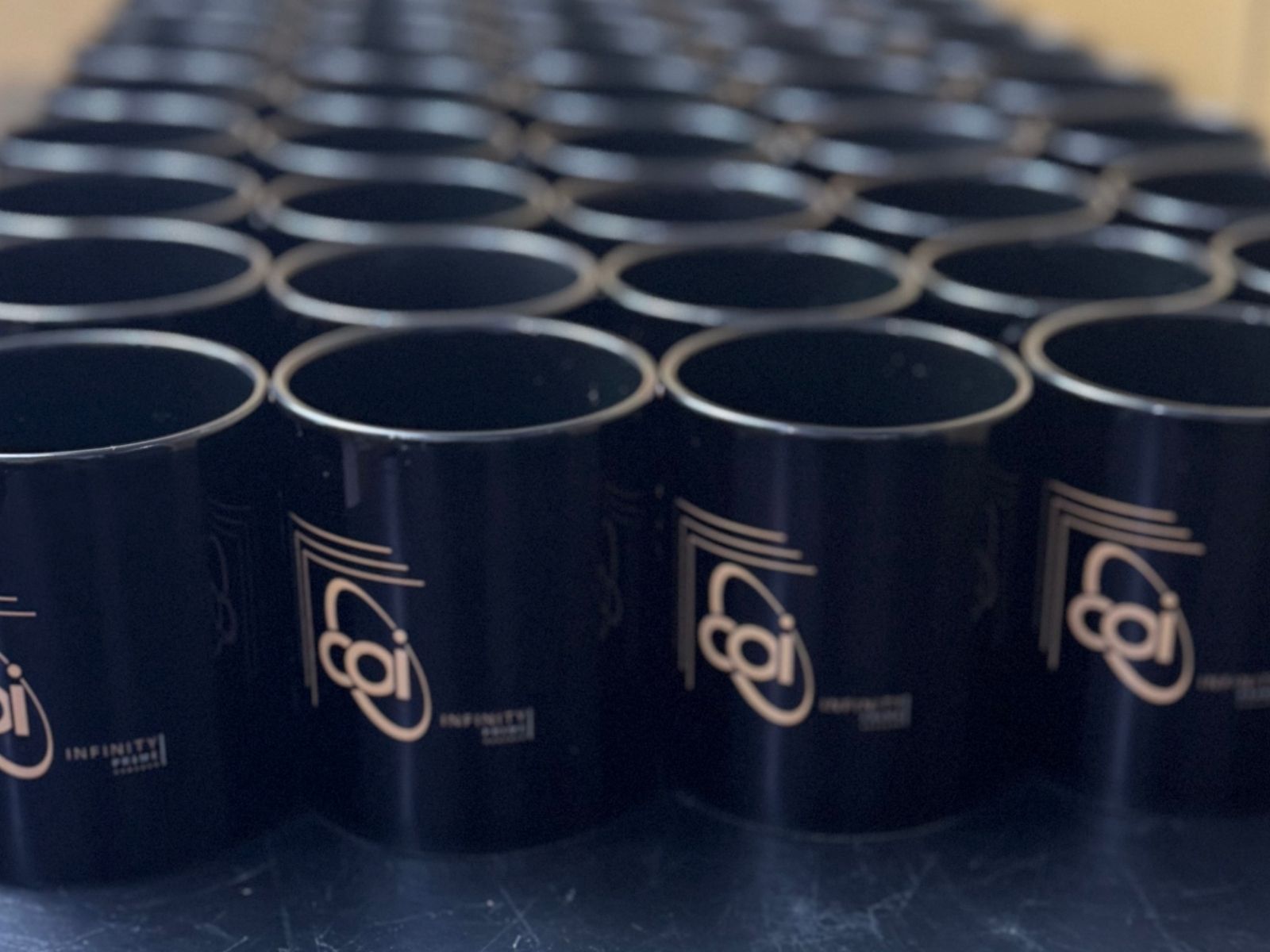 Produção de canecas personalizadas em grandes volumes para atacado